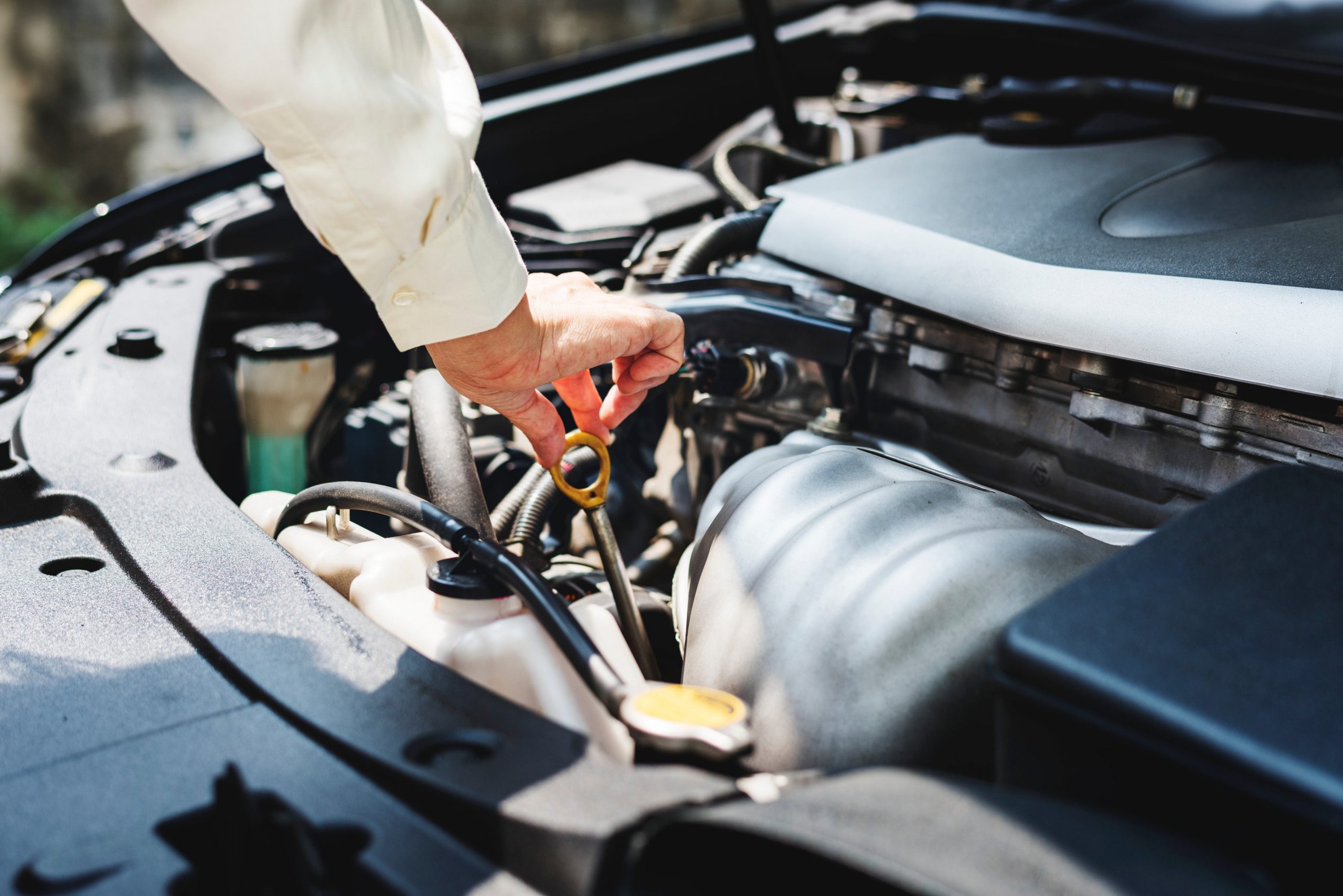 contrôle niveau d’huile chez amlauto Cadalen lors d’un entretien moteur automobile,