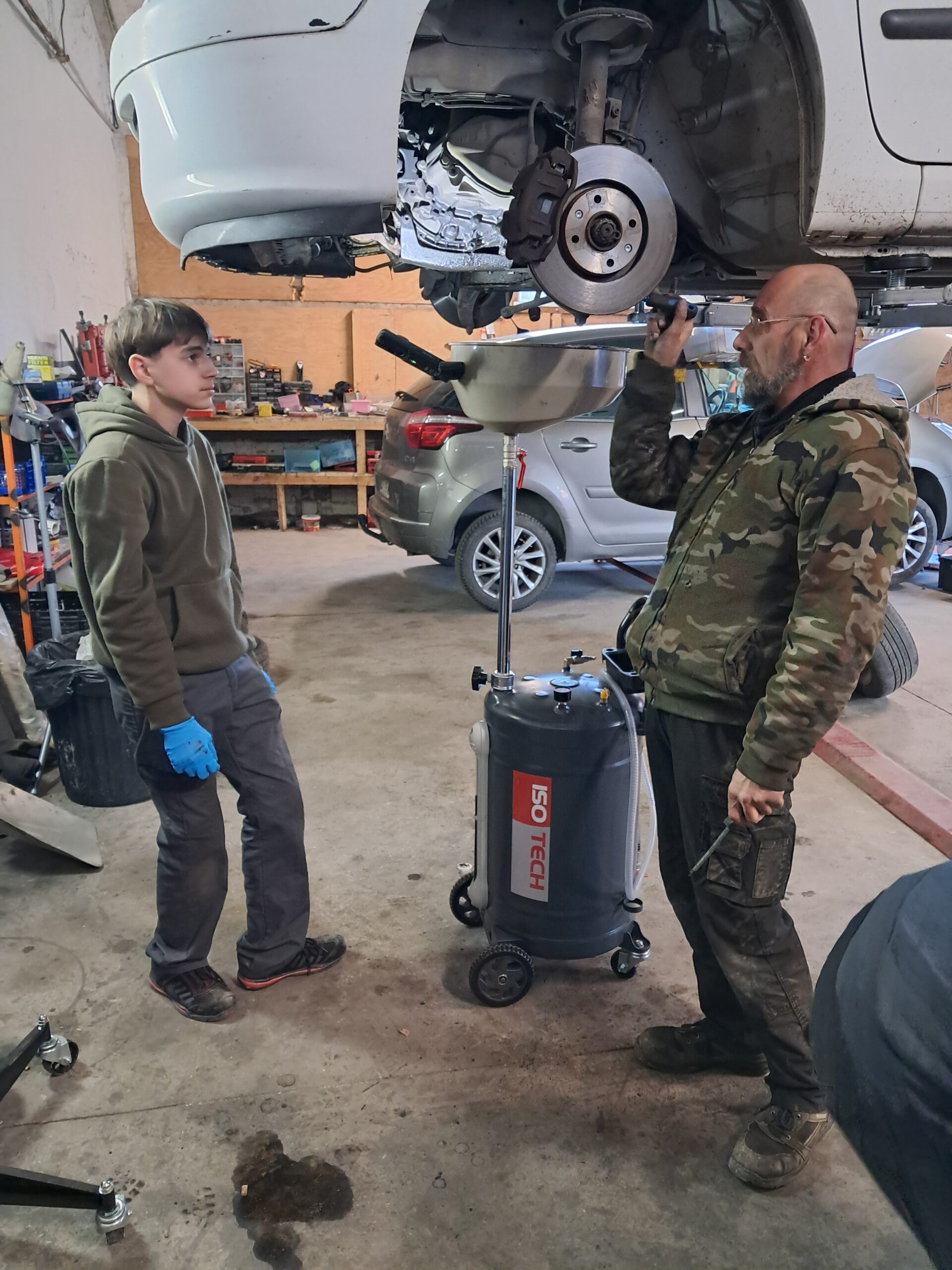 naurais-novauto-garage-carmaux inspection auto avec clients à Saint-benoit de Carmaux, Carmaux, Cagnac-les-Mines, Blaye-les-Mines, Lescure d'Albigeois,